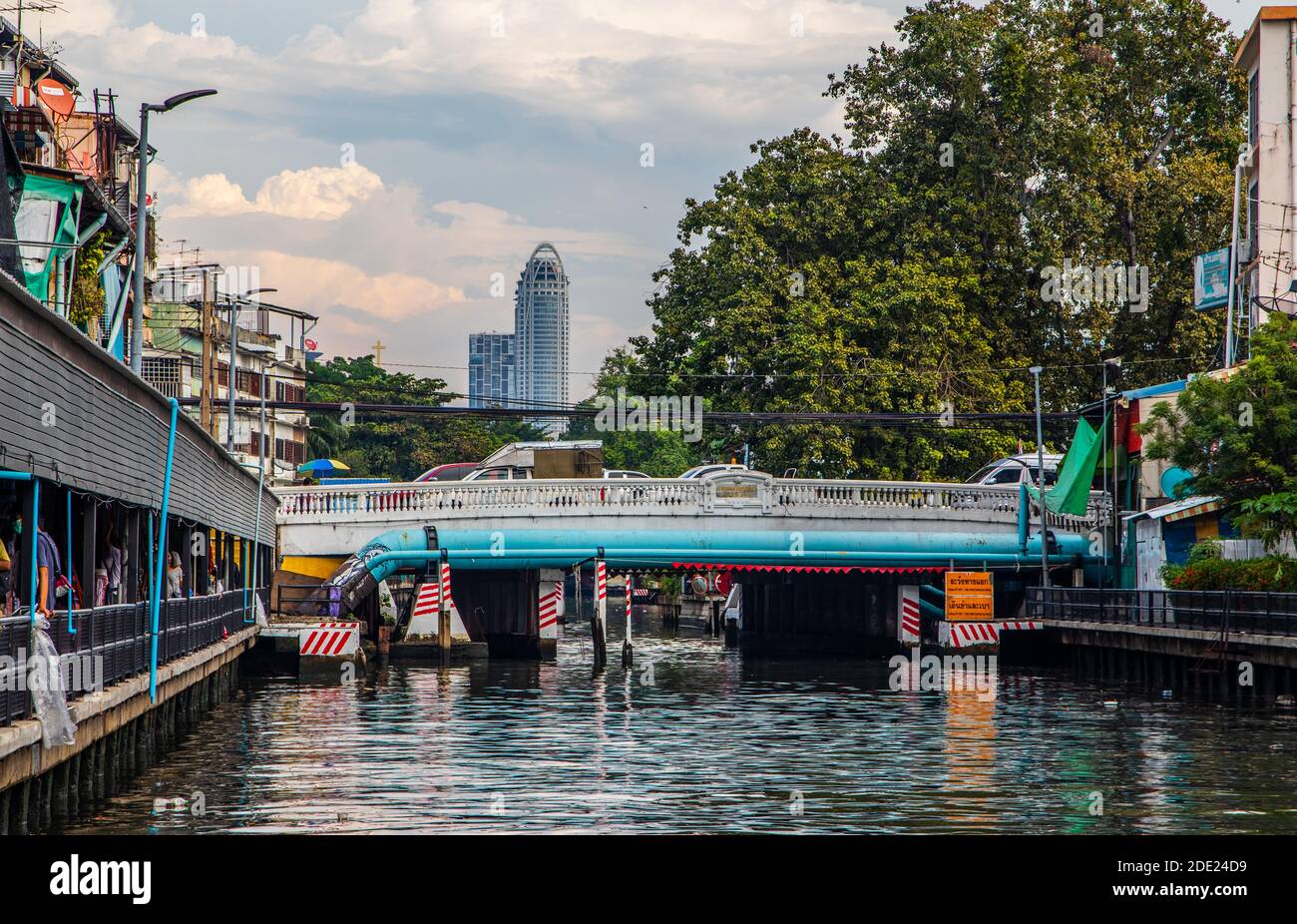 Attraverso il canale di Bangkok Foto Stock