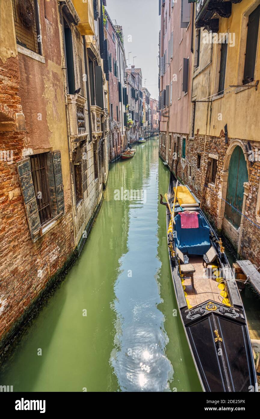 Piccolo canale con gondola tradizionale vista a Venezia, Italia Foto Stock