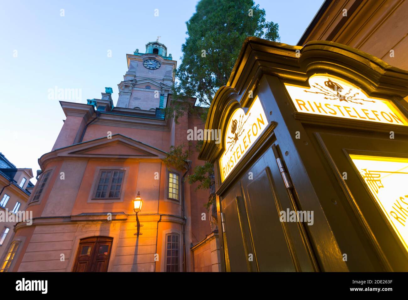 Vista della scatola telefonica su Trangsund vicino alla Chiesa di Storkyrkan, Gamla Stan al tramonto, Stoccolma, Svezia, Scandinavia, Europa Foto Stock