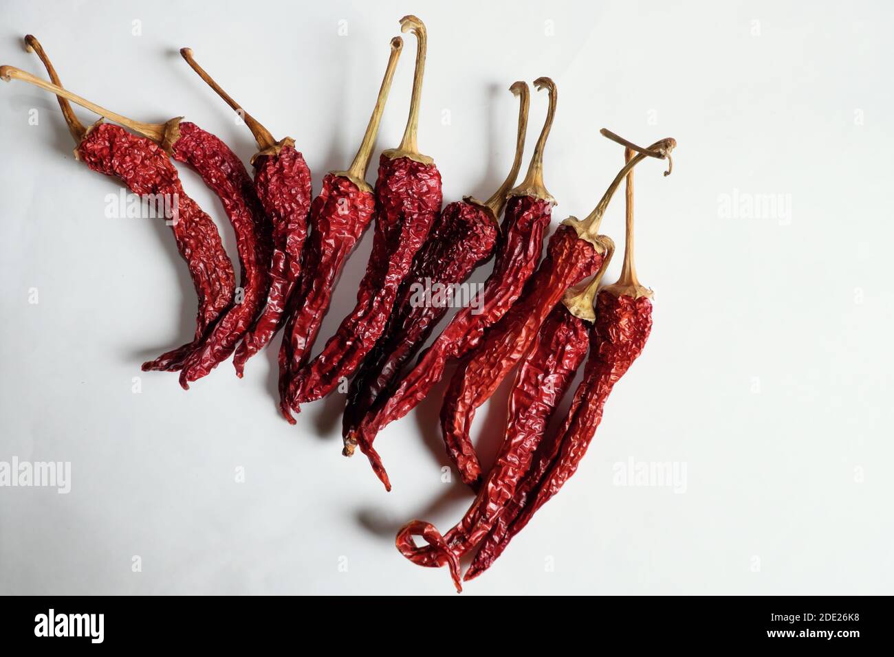 Un sacco di peperoni rossi su uno sfondo bianco. Foto Stock