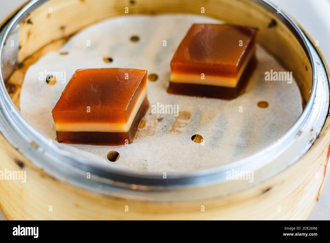 Un dessert di Jujube Jello dolce servito su carta in un cesto di bambù Foto Stock