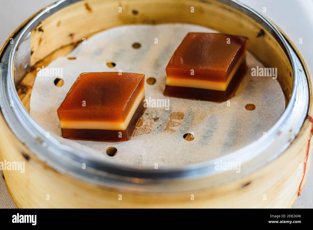 Un dessert di Jujube Jello dolce servito su carta in un cesto di bambù Foto Stock