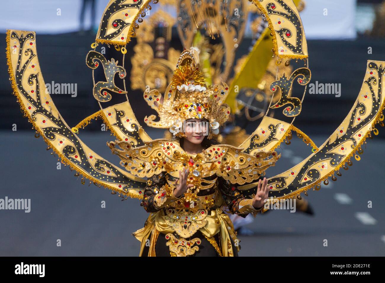 Jember Fashion Carnaval (JFC) è un festival annuale in costume che si tiene nella città di Jember, East Java, Indonesia. Foto Stock