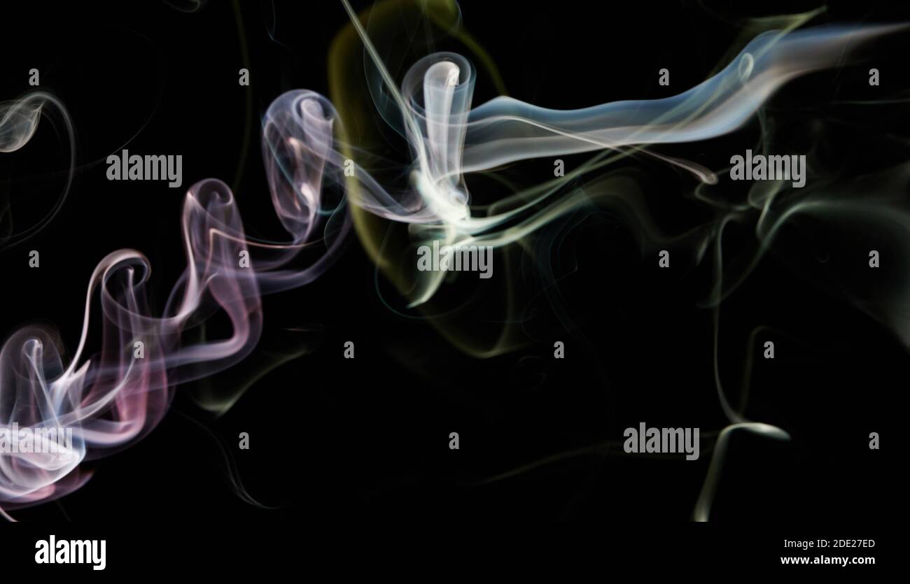 La linea di fumo rosa e gialla oscura su sfondo nero isolato Foto Stock