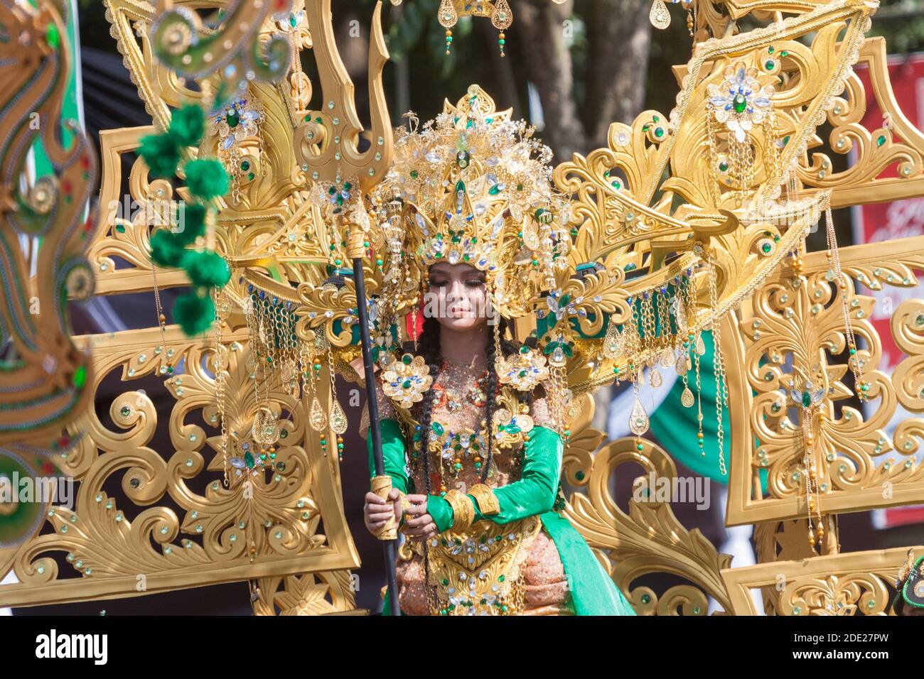 Jember Fashion Carnaval (JFC) è un festival annuale in costume che si tiene nella città di Jember, East Java, Indonesia. Foto Stock
