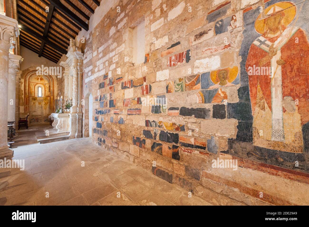 Mattoni affrescati utilizzati per costruire una parete nell'Abbazia di Santa Maria a Cerrate, provincia di Lecce, Salento, Puglia, Italia Foto Stock