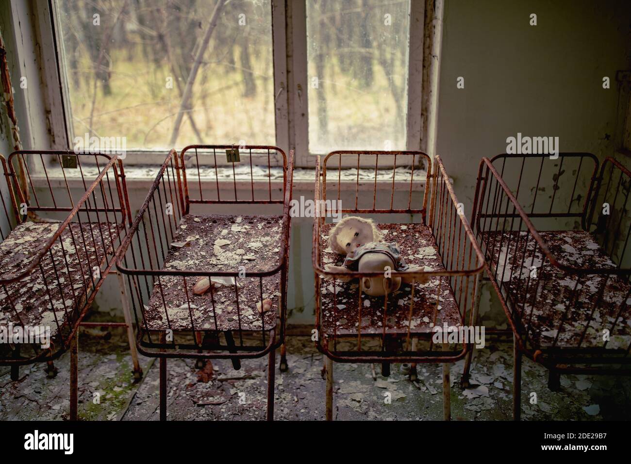 Reparto neonatale nell'ospedale abbandonato della città di Pripyat, zona di esclusione di Chernobyl, Ucraina Foto Stock