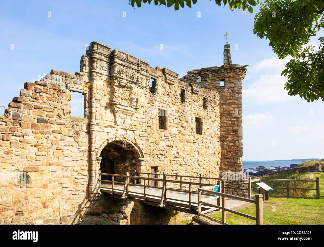 St Andrews Scotland St Andrews Castle una pittoresca rovina nel Royal Burgh costiero di St Andrews Fife Scotland UK GB Europe Foto Stock St Andrews Scotland St Andrews Castle una pittoresca rovina nel Royal Burgh costiero di St Andrews Fife Scotland UK GB Europe Foto Stock