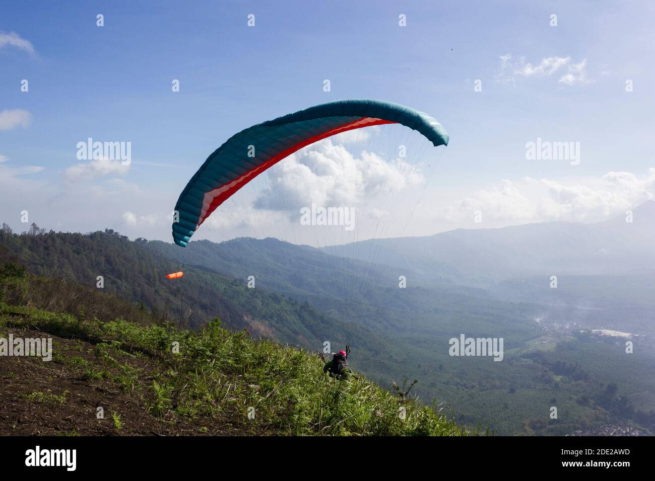 Il Puncak Megasari è il luogo preferito per le attività di parapendio Foto Stock