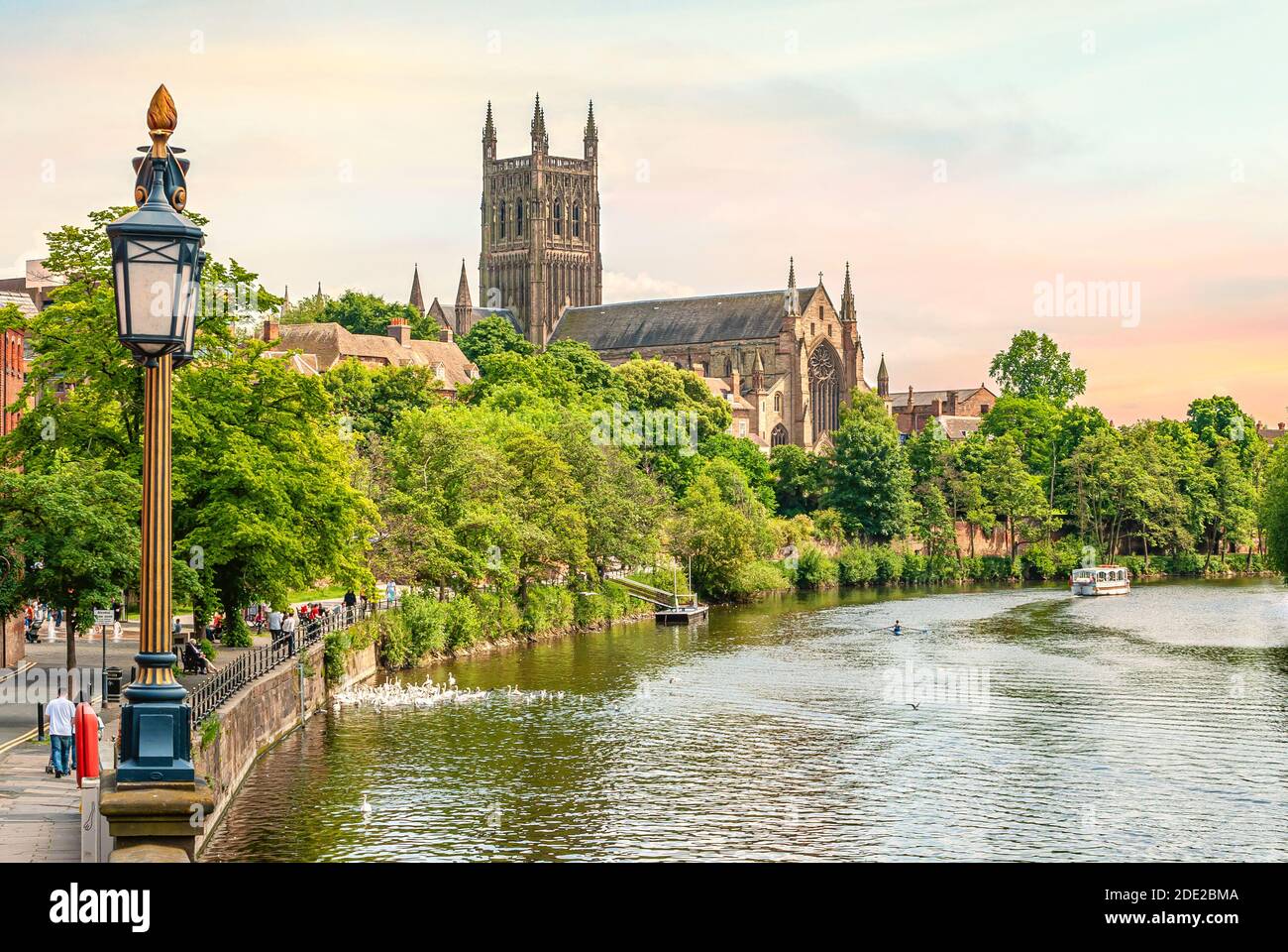 Cattedrale di Worcester affacciata sul fiume Severn, Worcestershire, Inghilterra Foto Stock