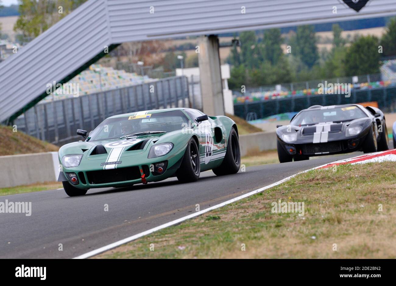 Due Ford GT 40 in pista alle giornate classiche Foto Stock