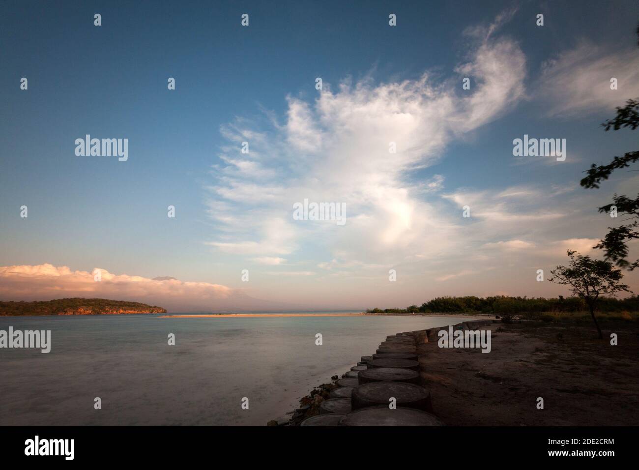Spiaggia di sabbia bianca sull'Isola di Menjangan, una delle destinazioni turistiche nel Parco Nazionale di Bali Ovest, Indonesia. Foto Stock