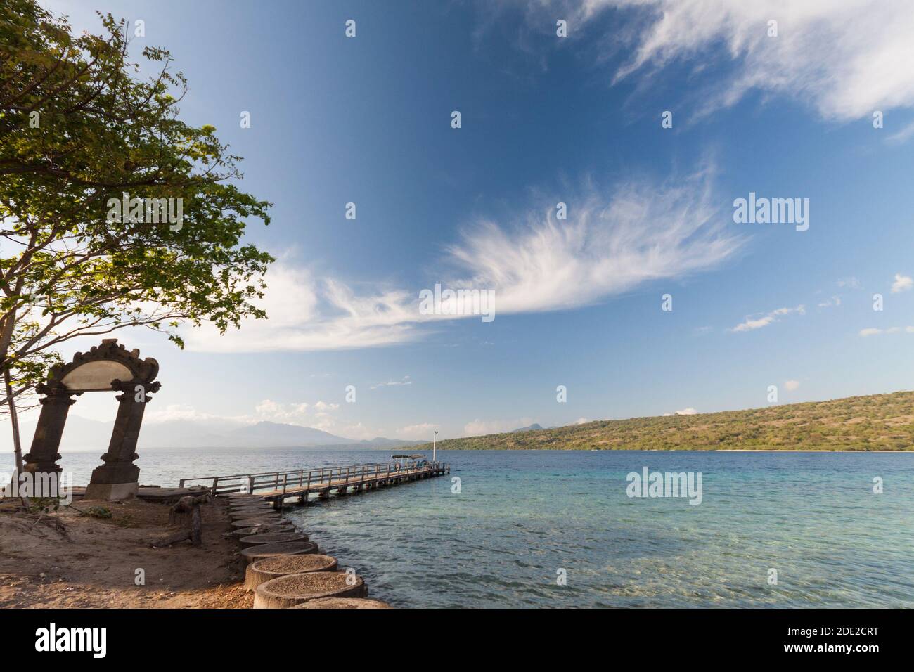 Spiaggia di sabbia bianca sull'Isola di Menjangan, una delle destinazioni turistiche nel Parco Nazionale di Bali Ovest, Indonesia. Foto Stock