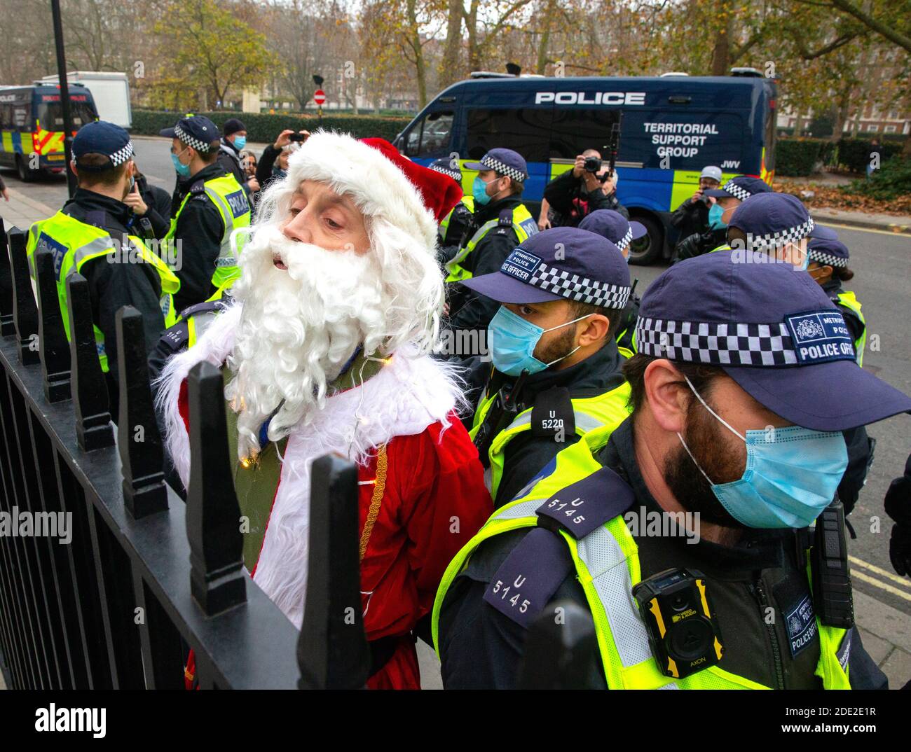 Londra, Regno Unito. 28 Nov 2020. Un protestore, vestito da Padre Natale, viene arrestato dalla polizia durante la protesta anti Lockdown. Credit: Mark Thomas/Alamy Live News Foto Stock