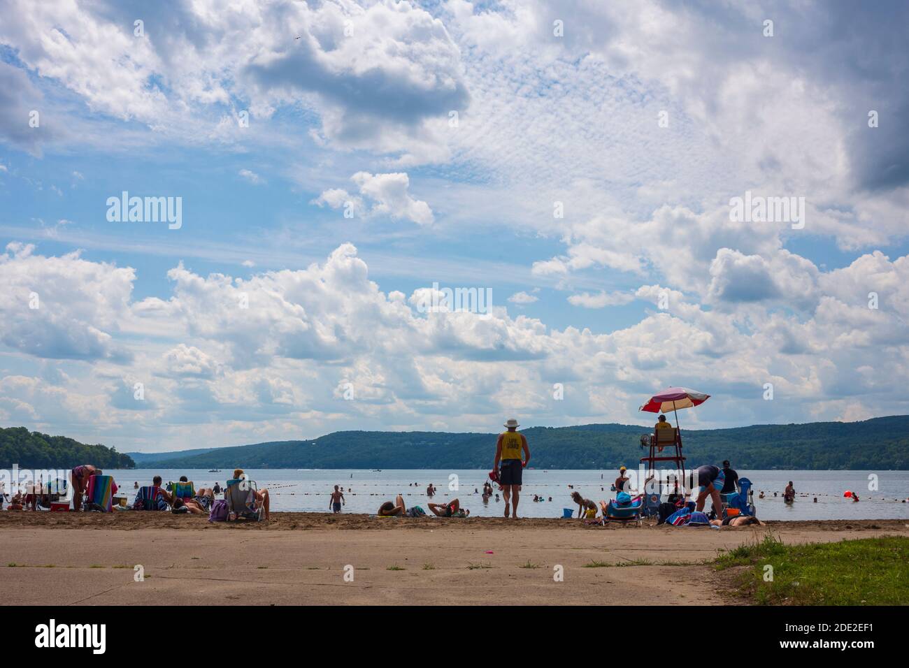 Cooperstown, NY/USA - 15 agosto 2020: Le folle affollano la spiaggia al Glimmerglass state Park, una popolare destinazione estiva, al lago Otsego per fuggire Foto Stock