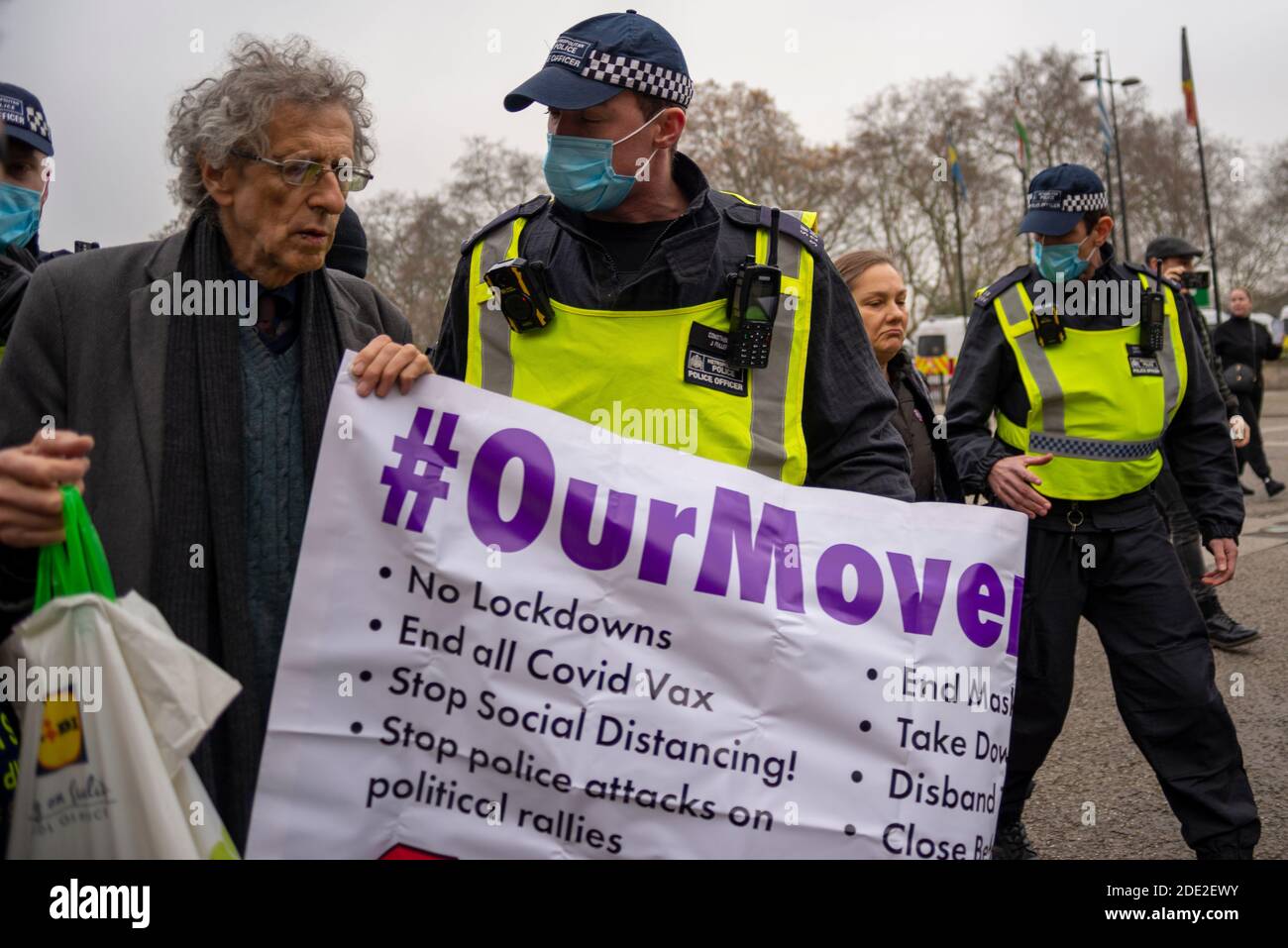 Marble Arch, Londra, Regno Unito. 28 Nov 2020. Si sta svolgendo una protesta contro le restrizioni di blocco in vigore per la pandemia di Coronavirus COVID 19. Nonostante la polizia metropolitana abbia rilasciato una dichiarazione per ricordare ai manifestanti che un tale incontro sarebbe illegale durante le attuali normative molti ancora presenti. I manifestanti si sono Uniti a Piers Corbyn al Speaker's Corner e si sono recati. Corbyn fu circondato dalla polizia di Marble Arch nel tentativo di fermare la protesta. Corbyn fu poi arrestato Foto Stock