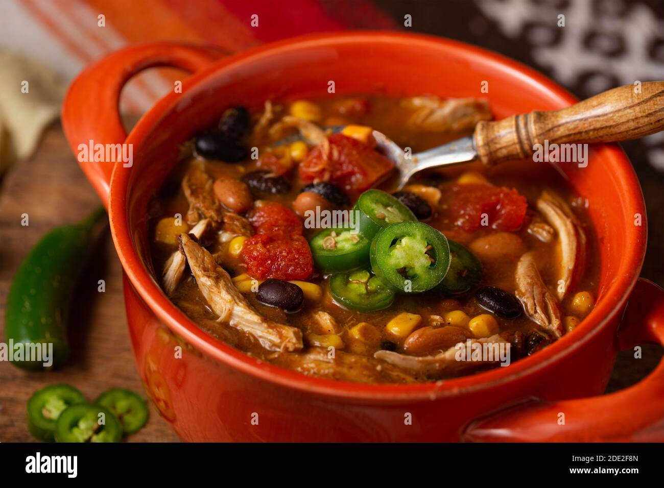 Gustosa ciotola di zuppa di taco di pollo piccante Foto Stock