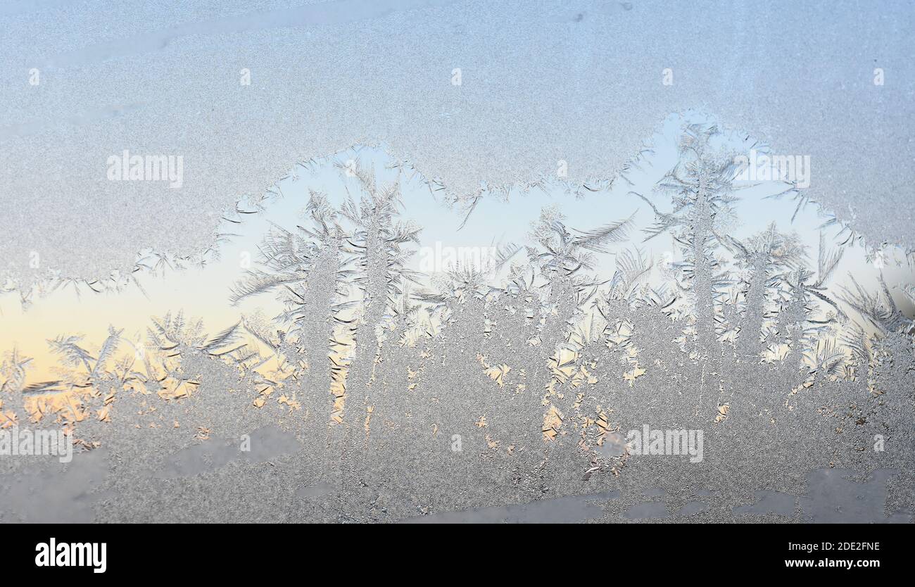 Primo piano sullo schema di congelamento di una finestra Foto Stock