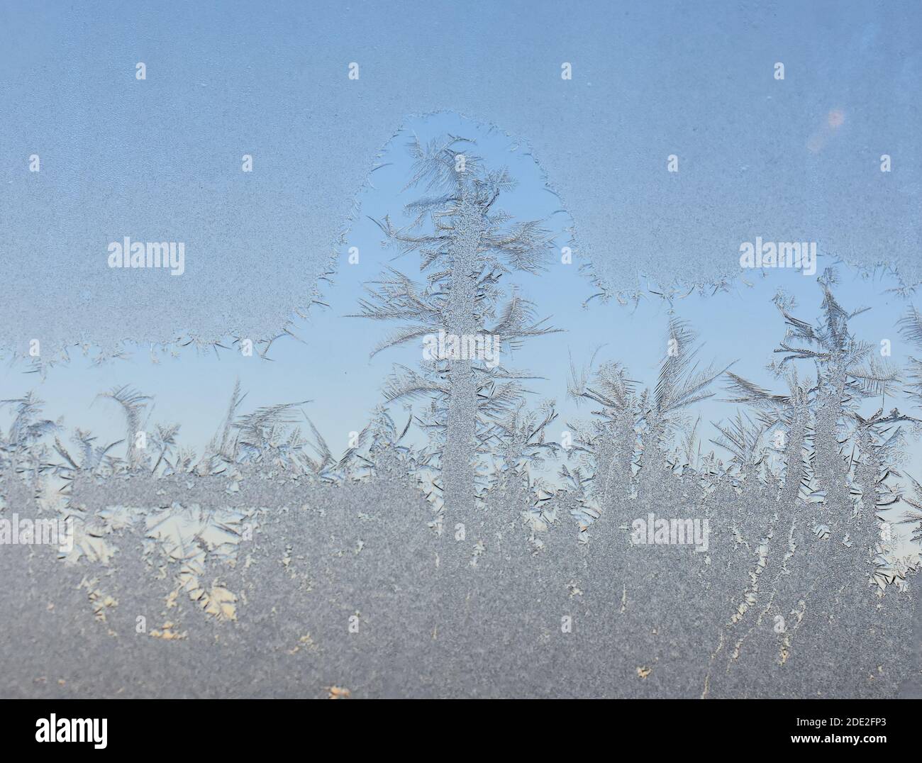 Primo piano sullo schema di congelamento di una finestra Foto Stock