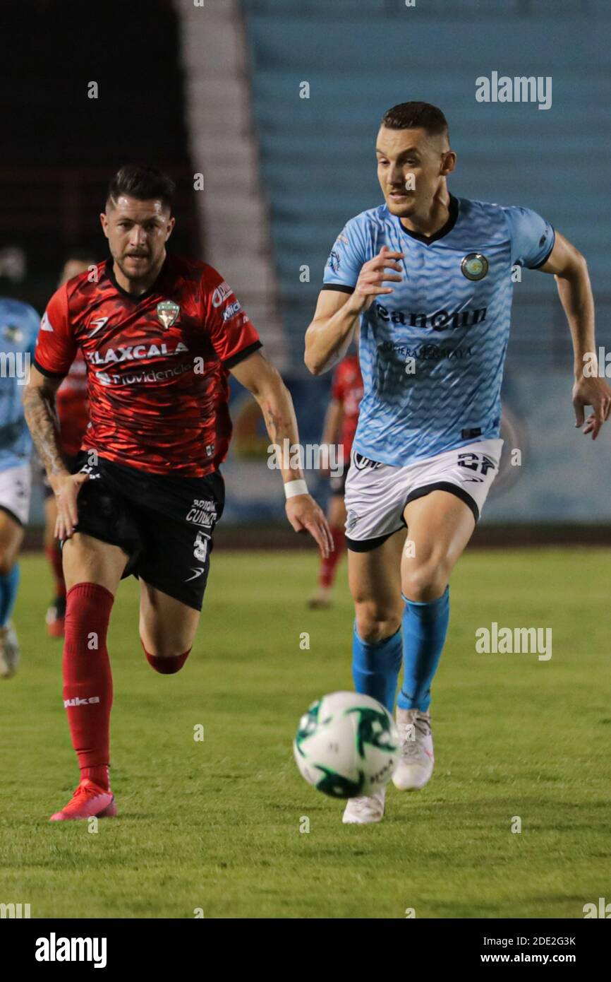 Cancun, Messico. 26 Nov 2020. CANCUN, MESSICO - NOVEMBRE 26: Diego Gama (L) del Tlaxcala FC e Lucas Jaques (R) del Cancun FC in azione durante la partita del Torneo di riclassificazione Guard1anes 2020 tra Cancun FC e Tlaxcala FC come parte della Liga BBVA Expansion MX allo stadio Andres Quintana Roo il 26 novembre, 2020 a Cancun, Messico (Foto di Eyepix Group/Pacific Press) Credit: Pacific Press Media Production Corp./Alamy Live News Foto Stock