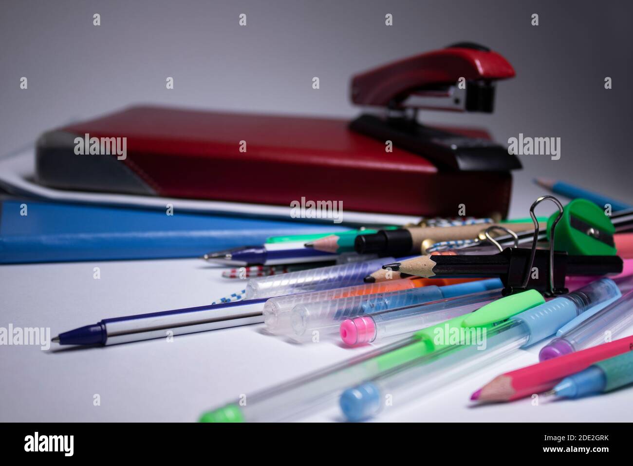 notebook e matite, penne in feltro e graffette. concetto di cancelleria. spazio di copia. isolato Foto Stock