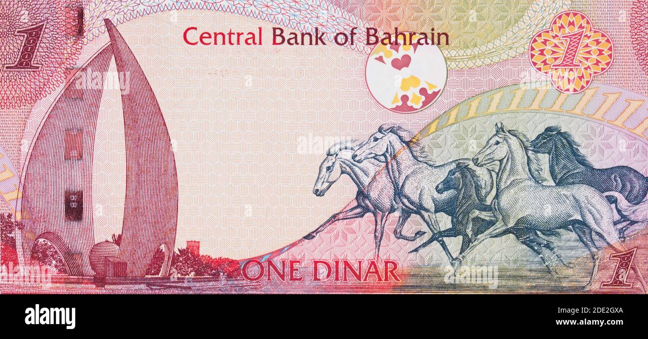 Galoppare cavalli arabi e il monumento Sail and Pearl sul dinar Bahrain uno (2006) banconote closeup macro, Bahraini soldi primo piano Foto Stock