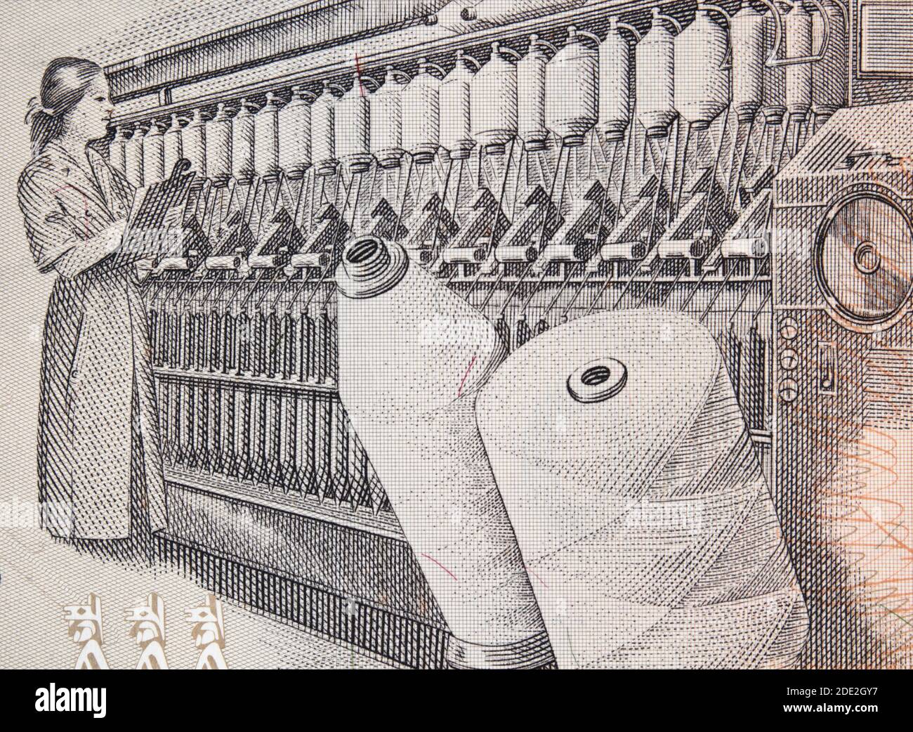 Donna al lavoro in una filatrice ad anello in Perù 100 intis (1987) banconote closeup, denaro peruviano primo piano. Foto Stock