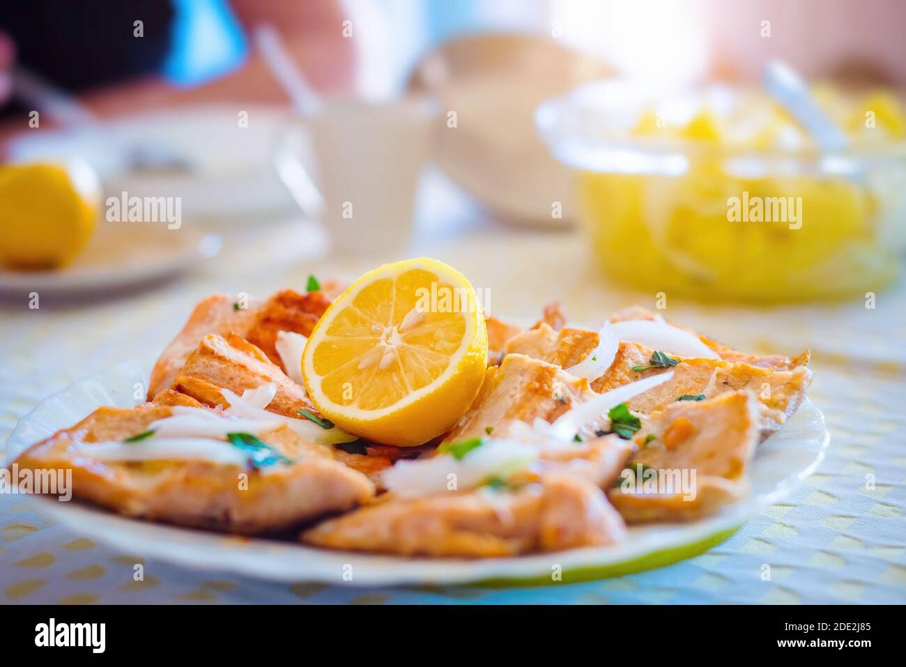 Pasto di pesce fresco di salmone servito a tavola Foto Stock