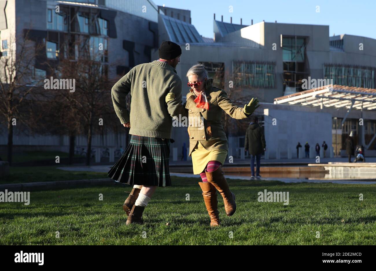 La gente partecipa a un ceilidh fuori del Parlamento scozzese durante una protesta scozzese contro il blocco a Edimburgo. Undici aree del consiglio locale in Scozia sono soggette alle restrizioni di livello 4 per rallentare la diffusione del coronavirus. Foto Stock