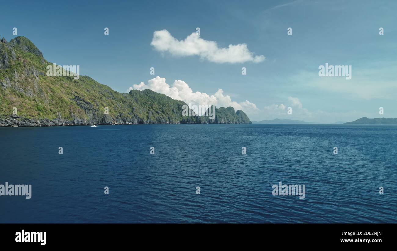 Isola montagnosa con vista aerea del golfo tropicale dell'oceano. Panoramica foresta verde a collina rocce isola in estate soleggiato giorno. Meraviglioso mare dell'isola di Palawan, Filippine, Arcipelago. Vacanza in paradiso Foto Stock