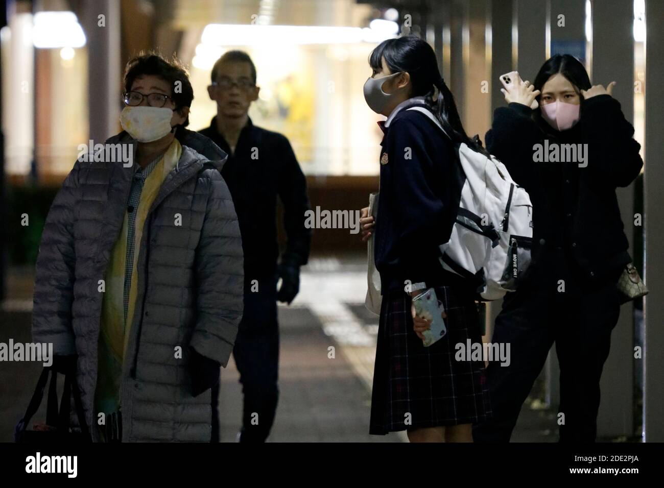 Tokyo, Giappone. 28 Nov 2020. Persone che indossano la maschera protettiva a piedi nel quartiere Shinjuku a Tokyo, Giappone. Il governo metropolitano di Tokyo il sabato ha segnalato 561 nuovi casi del coronavirus, in giù nove da venerdì. Il numero è il risultato di 7,766 test condotti il 25 novembre. (Foto di Michele Sawada/Sipa USA) Credit: Sipa USA/Alamy Live News Foto Stock