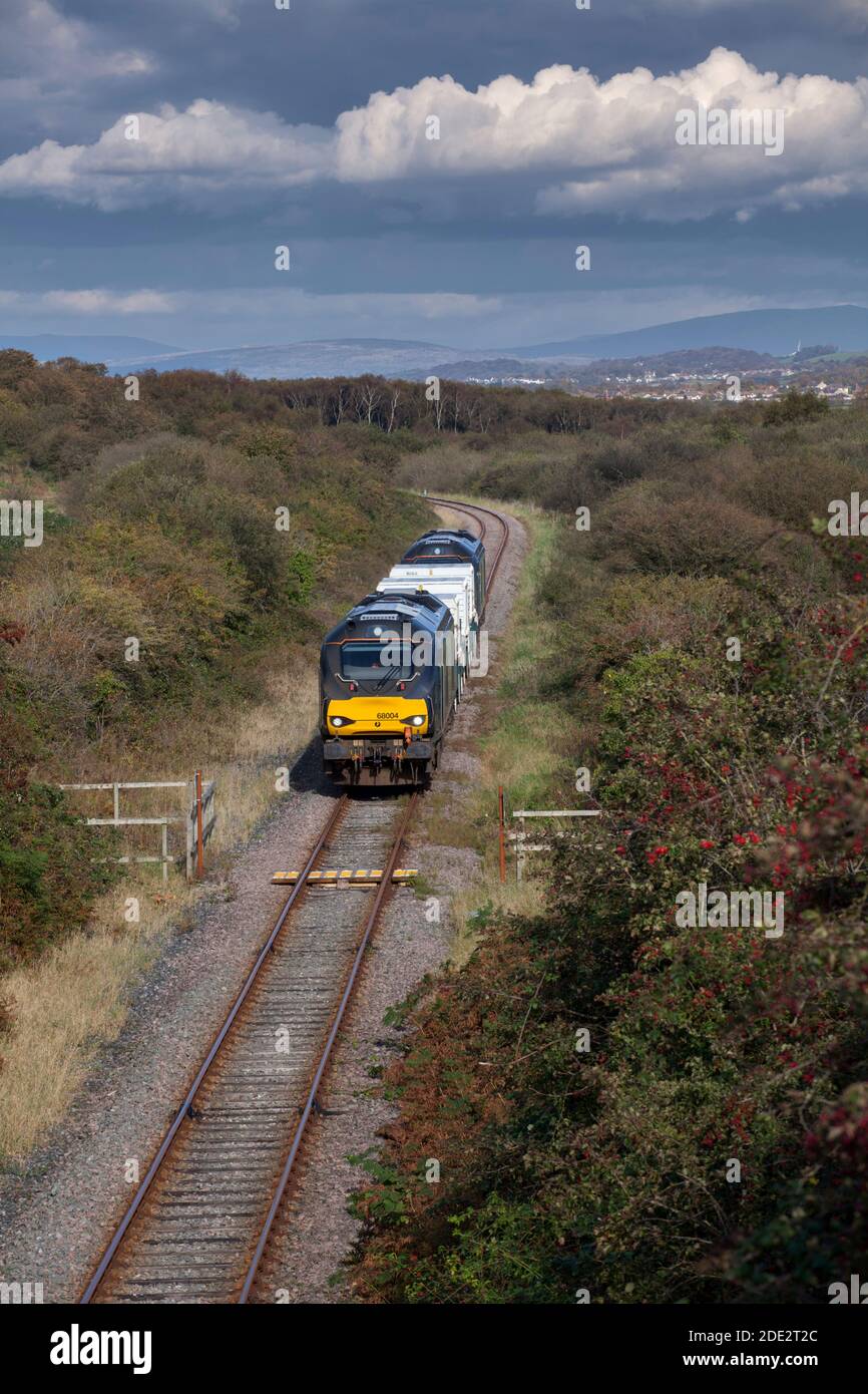 Servizi ferroviari diretti locomotiva di classe 68 68004 sull'Heysham Linea di diramazione con il treno di fiasche nucleari per Heysham Foto Stock