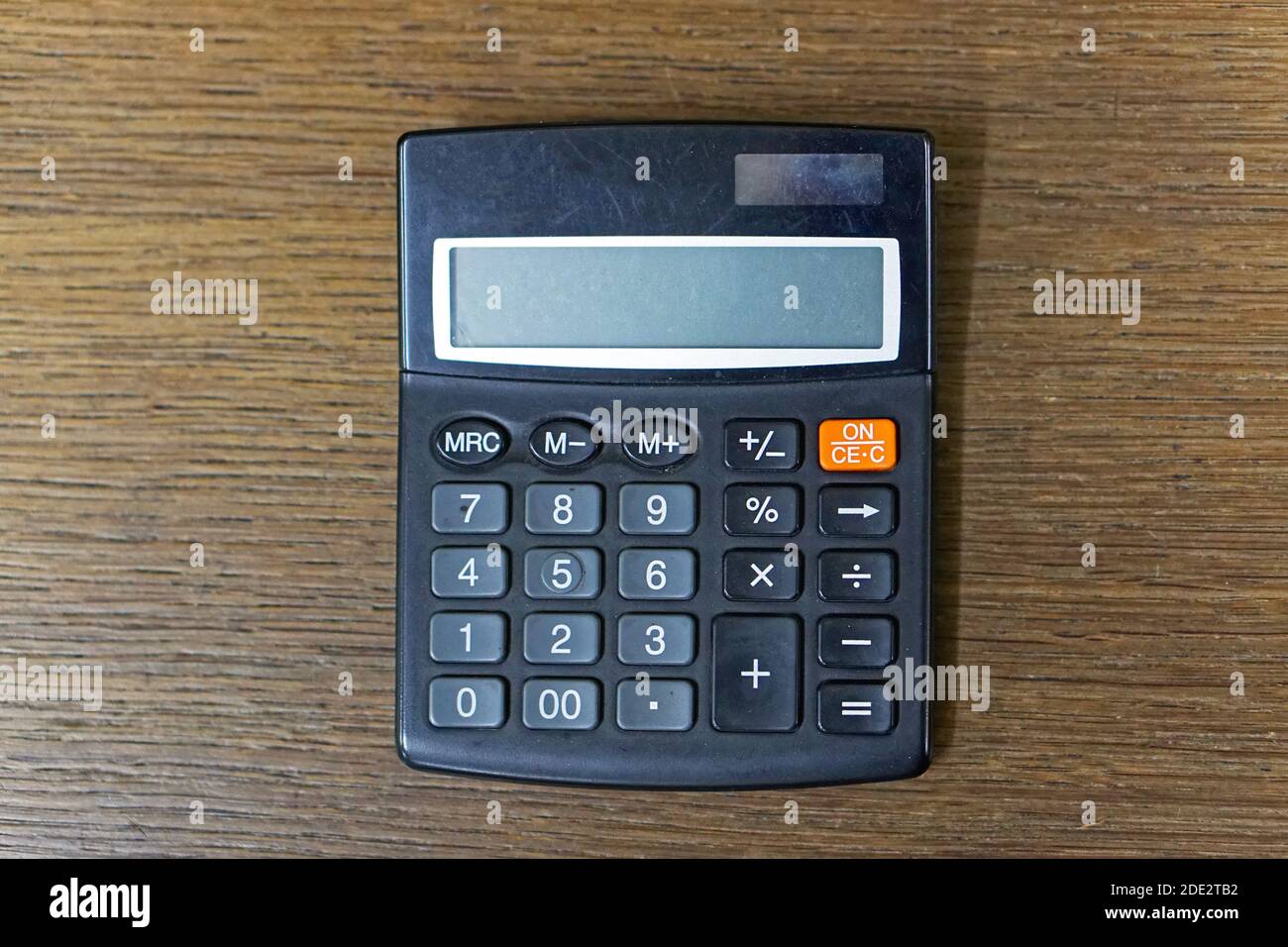 Grande display e calcolatrice di grandi numeri alla scrivania Foto stock -  Alamy