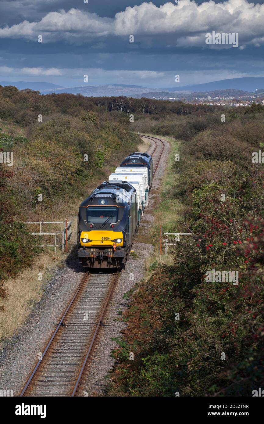 Servizi ferroviari diretti locomotiva di classe 68 68004 sull'Heysham Linea di diramazione con il treno di fiasche nucleari per Heysham Foto Stock