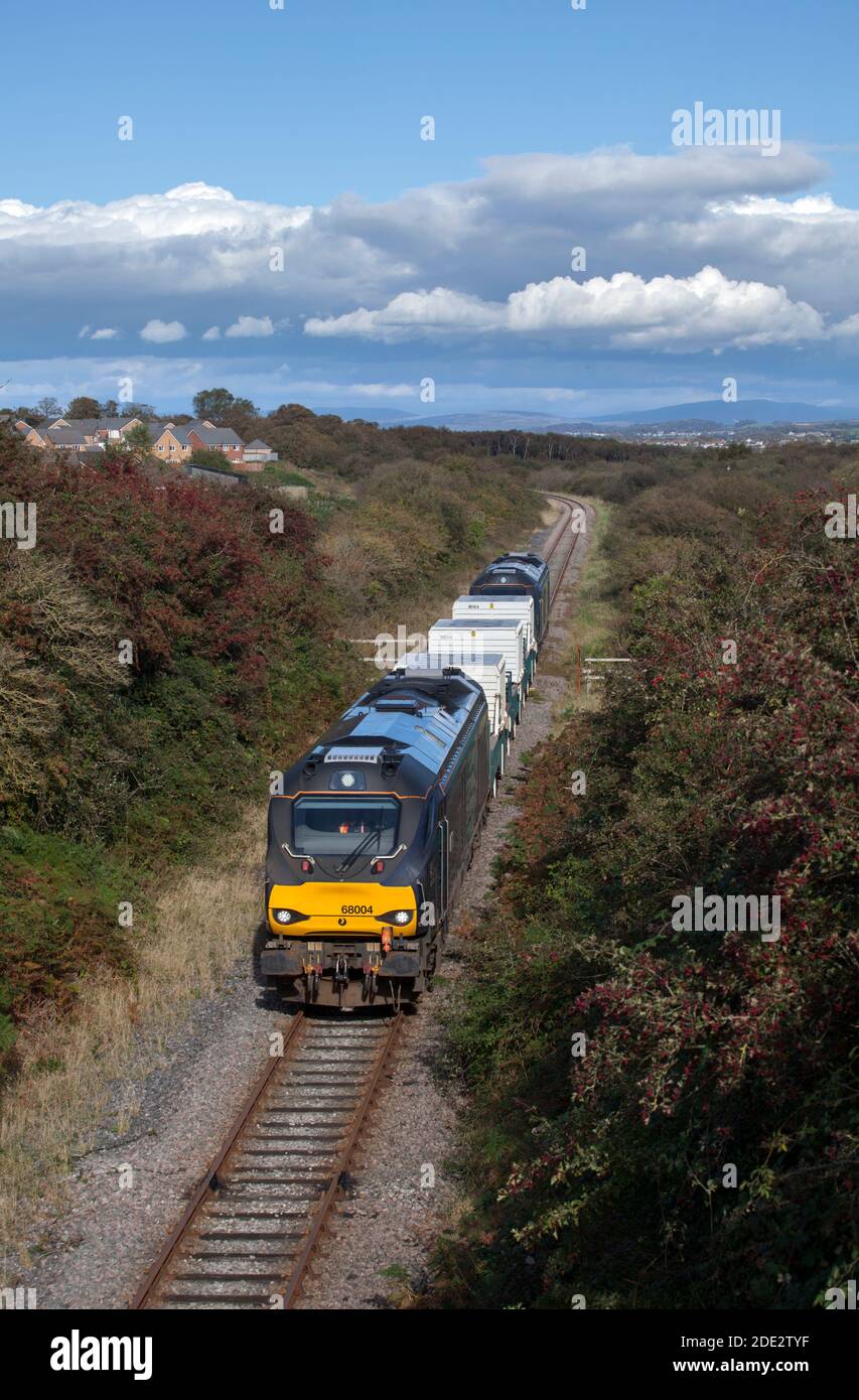 Servizi ferroviari diretti locomotiva di classe 68 68004 sull'Heysham Linea di diramazione con il treno di fiasche nucleari per Heysham Foto Stock