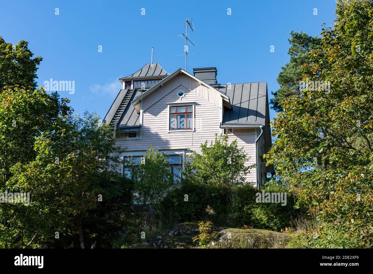 Casa di legno sulla collina nel quartiere Meilahti di Helsinki, Finlandia Foto Stock