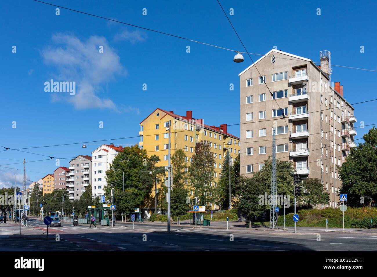 Edifici lungo Mannerheimintie in un chiaro primo giorno d'autunno a Helsinki, Finlandia Foto Stock