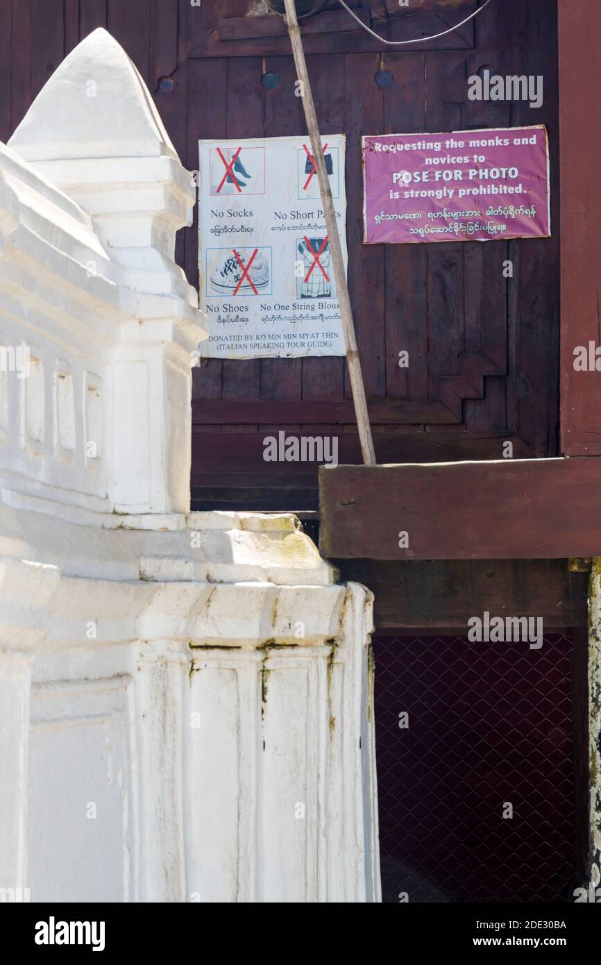 Segni a Shwe Yan Pyay legno teak monastero Shwe Yaunghwe Monastero, Nyaungshwe, Lago Inle, Myanmar (Birmania), l'Asia in febbraio Foto Stock