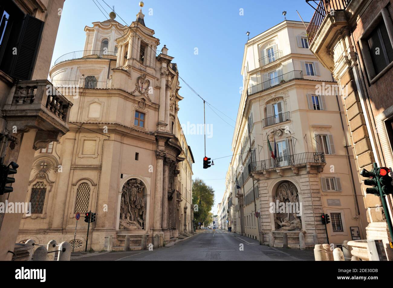 Italia, Roma, intersezione tra via delle quattro Fontane e via del Quirinale, quattro fontane e la chiesa di San Carlo alle quattro Fontane Foto Stock
