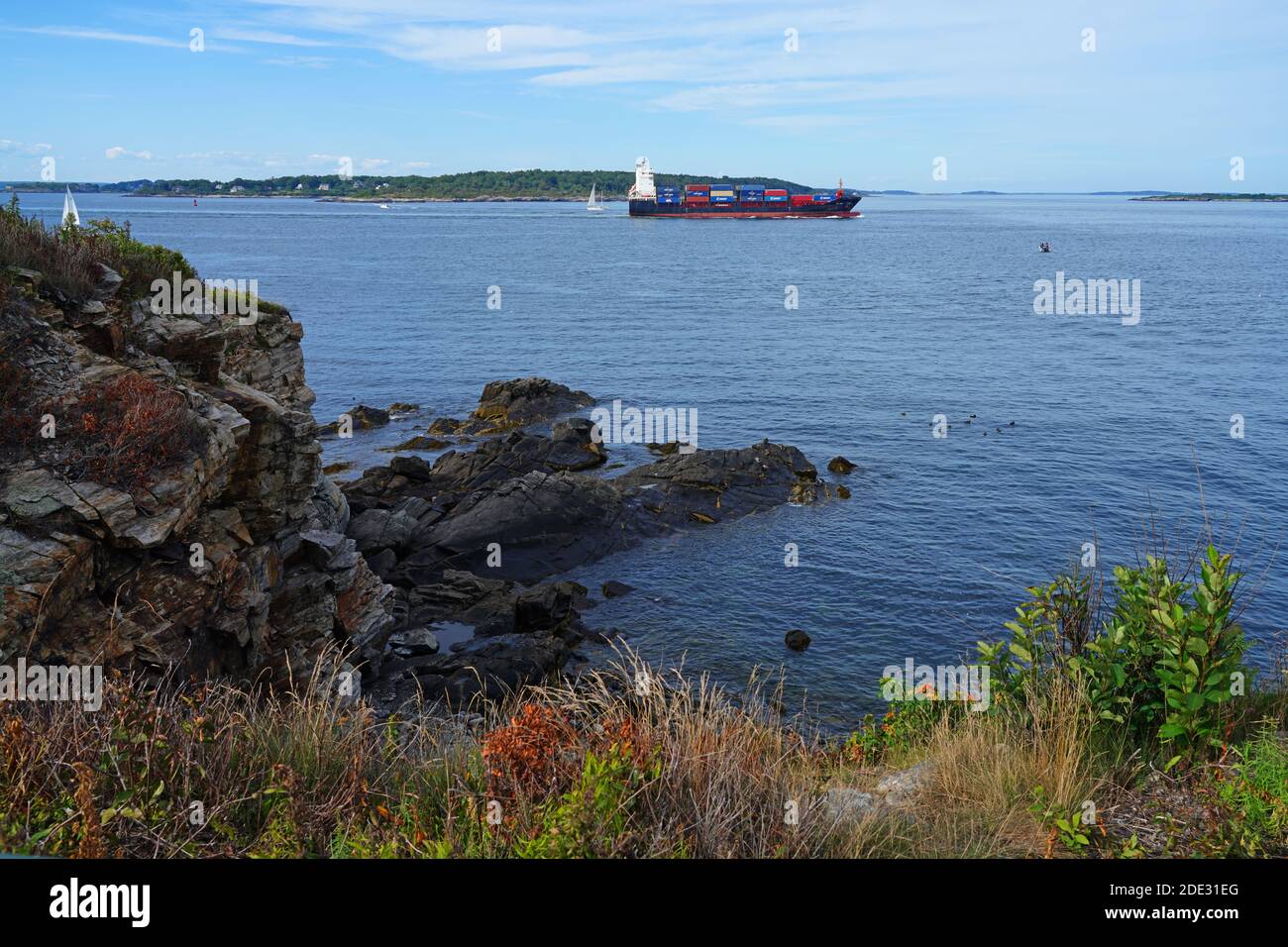 CAPO ELIZABETH, ME -7 AGOSTO 2020- Vista di una nave del contenitore del carico che passa nella baia di casco nel golfo del Maine, Stati Uniti. Foto Stock