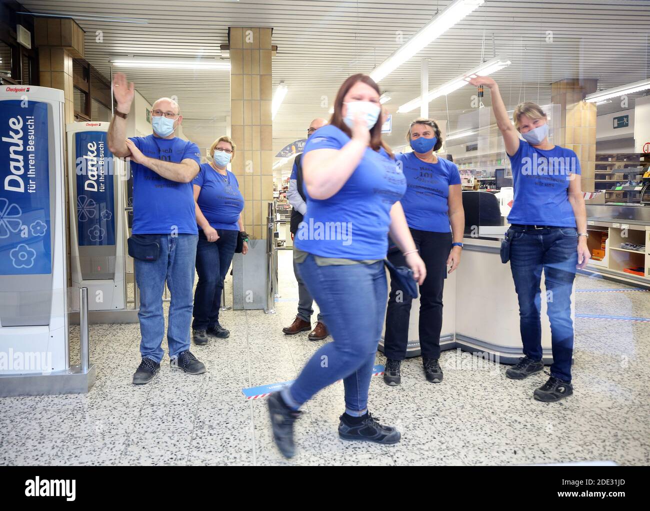 Essen, Germania. 28 Nov 2020. I dipendenti della più antica filiale di Aldi sono Arrivederci. Dopo 101 anni di commercio alimentare nella casa natale dei fondatori di Aldi Karl e Theo Albrecht, il gruppo di società ha chiuso la sua filiale nella società madre di Essen. Il negozio in Huestraße 89, che ora è troppo piccolo, ha chiuso le sue porte per il bene il 28.11.2020 a 16.00 ore. Credit: Roland Weihrauch/dpa/Alamy Live News Foto Stock