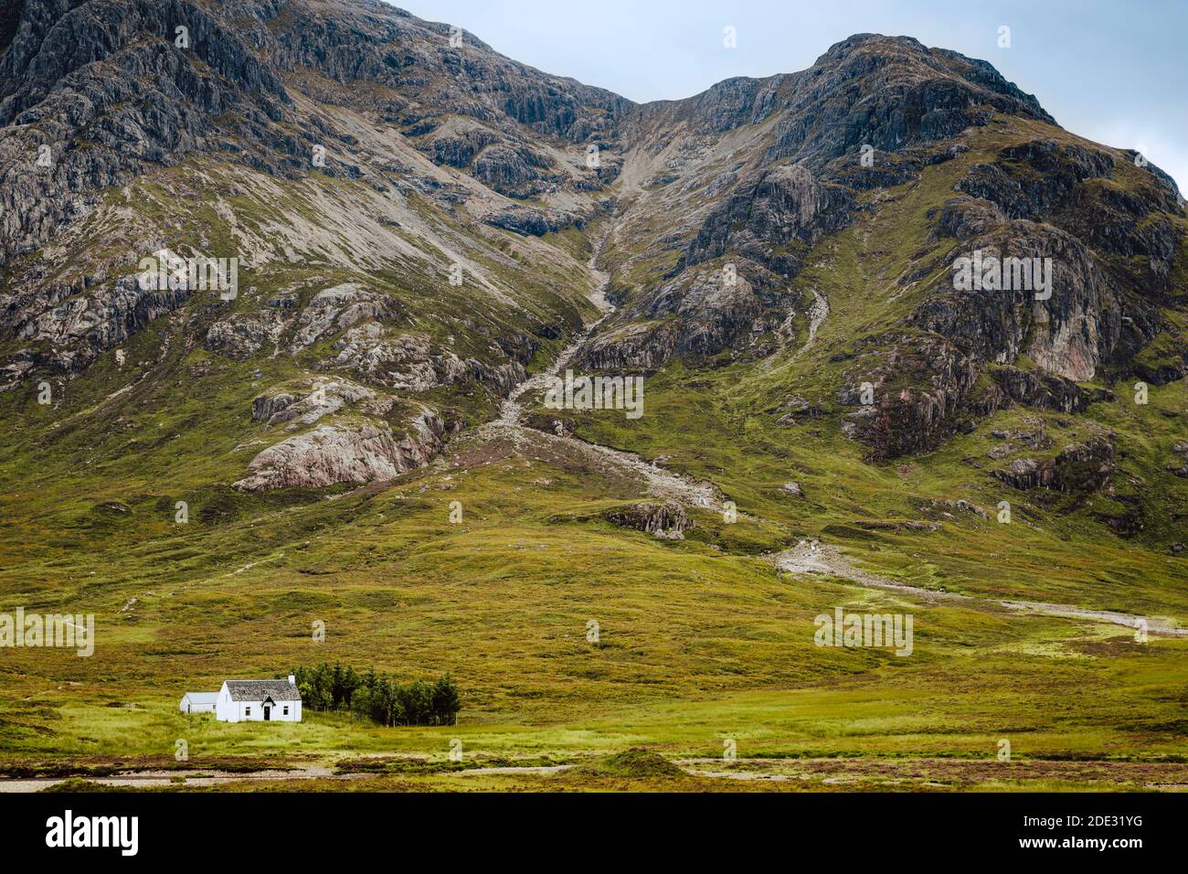 Solitaria casa di piccole dimensioni nelle Highlands scozzesi vicino a Glencoe, Scotland, Regno Unito Foto Stock