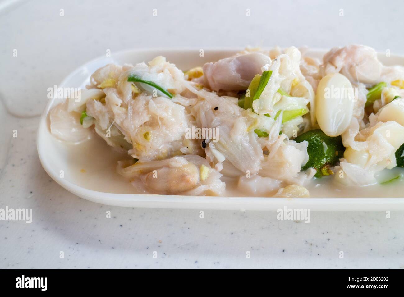Un servizio di kinilaw, che è fette di pesce crudo in aceto poi sormontato da alcune spezie a Bohol, Filippine Foto Stock