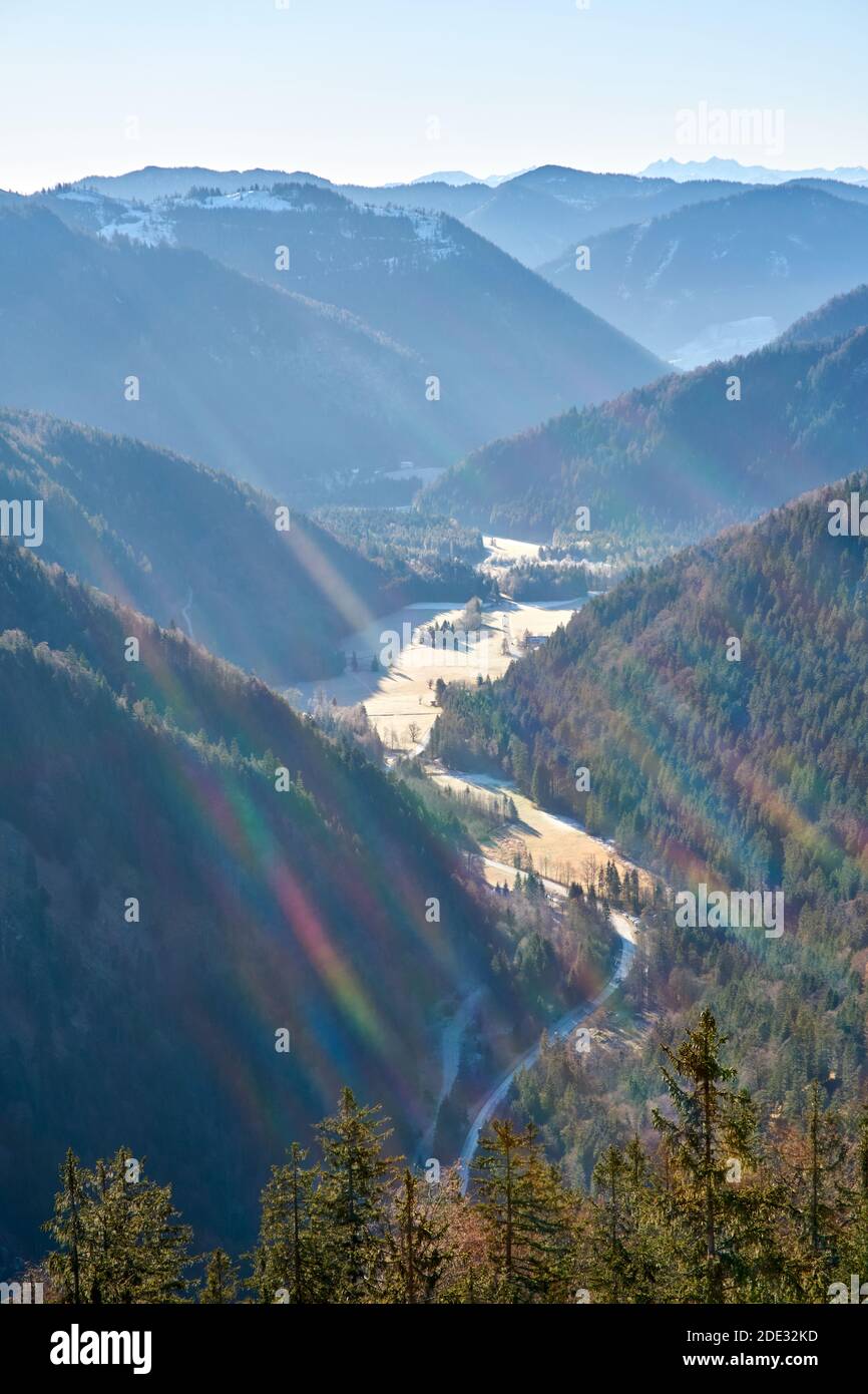 Valle panoramica nelle alpi Foto Stock