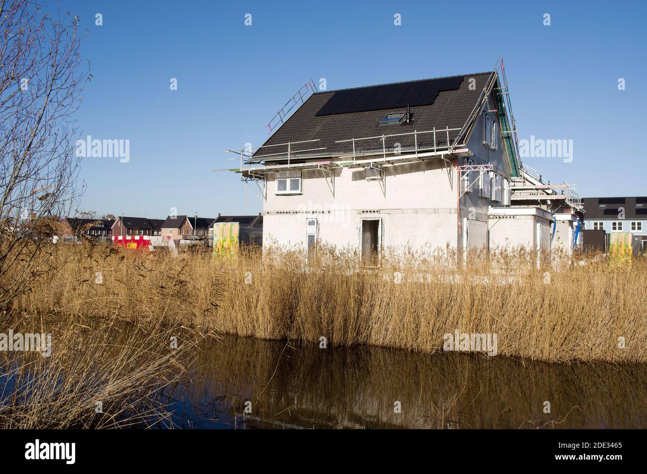 Casa con pannelli solari sul tetto in costruzione a Arnhem, Paesi Bassi Foto Stock