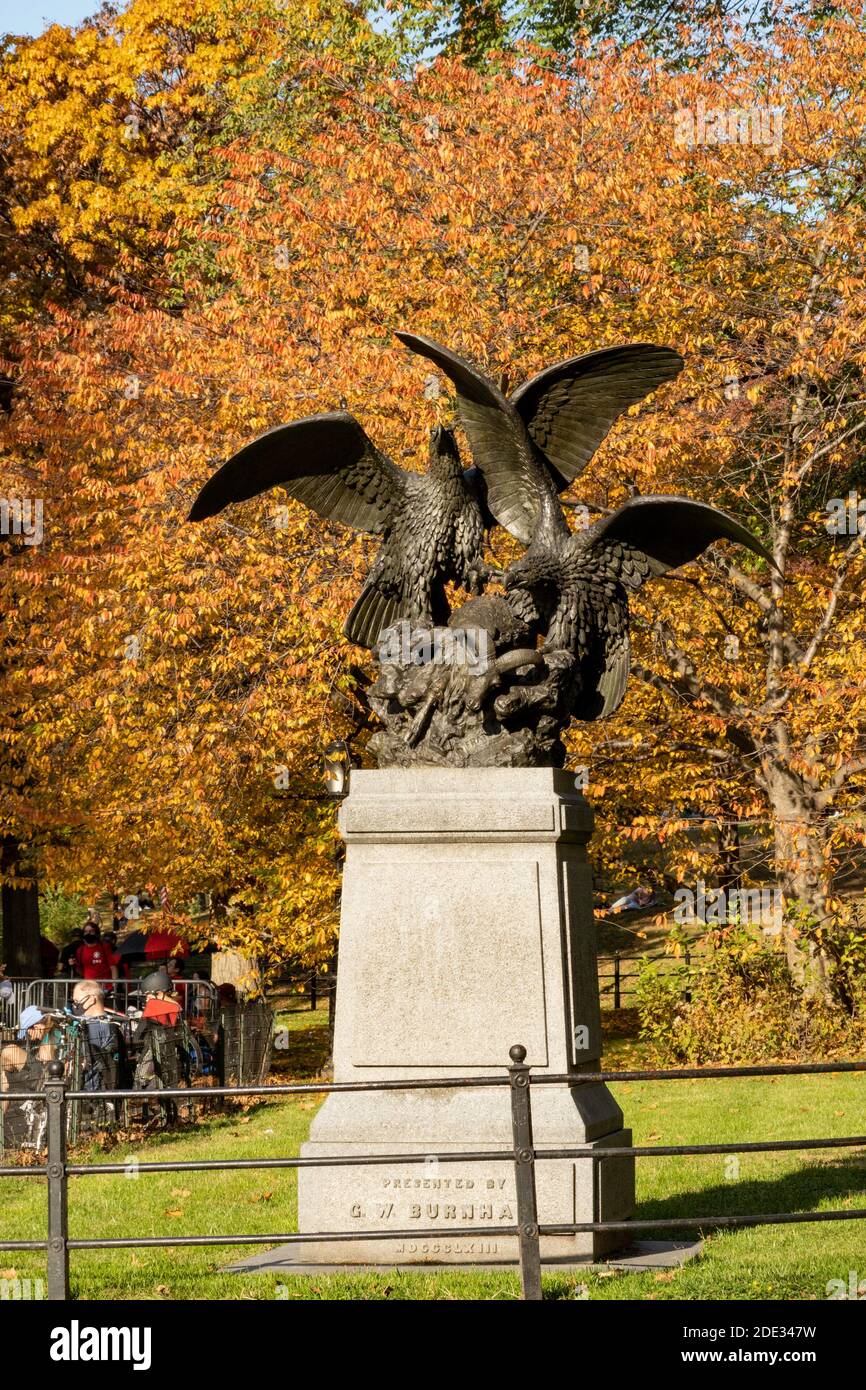 Statua "Aquile e Prey", Central Park, New York Foto Stock