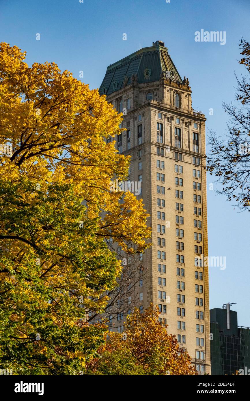 Lo storico Pierre Hotel visto da Central Park in un giorno d'autunno, New York, USA Foto Stock