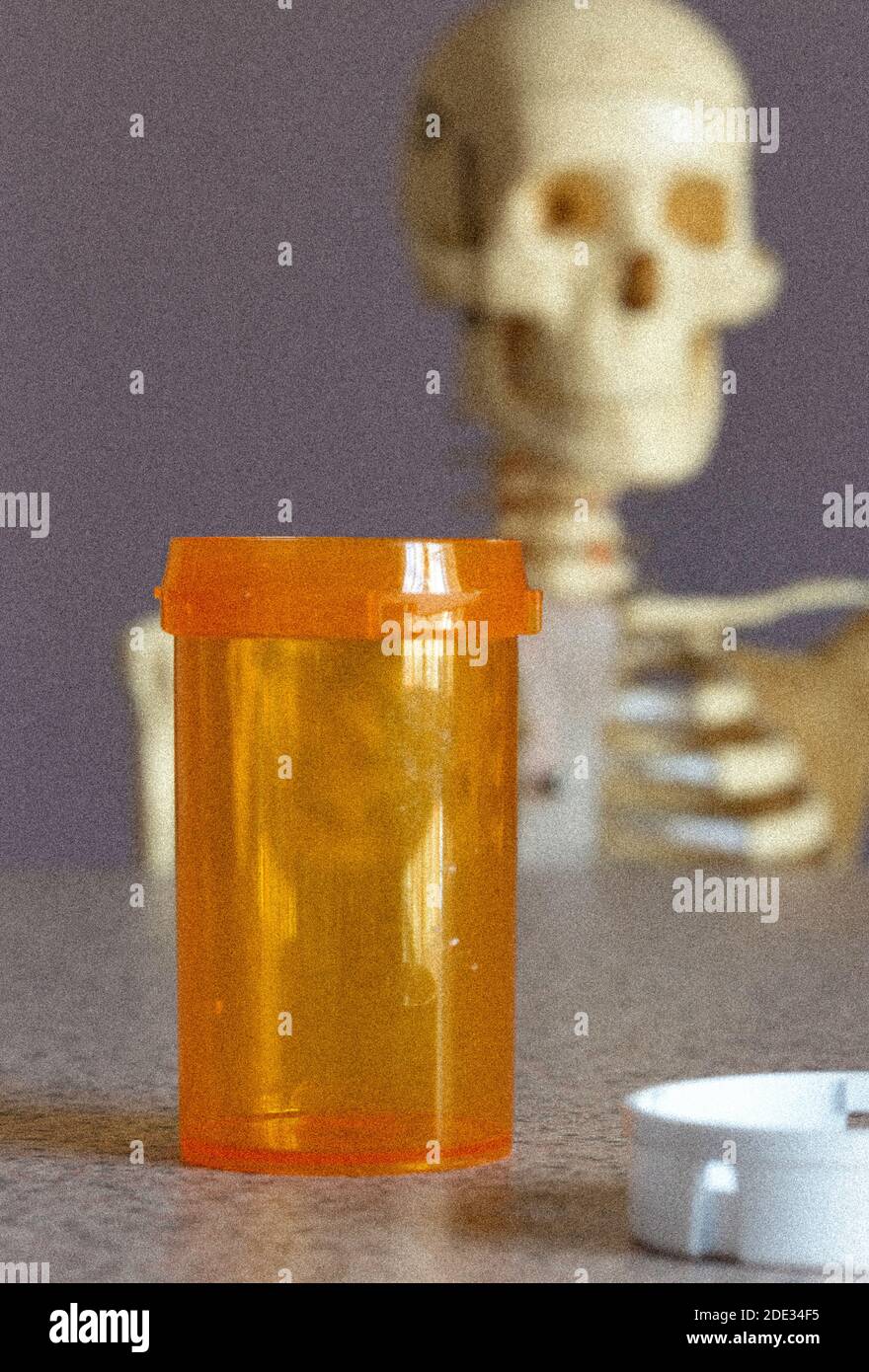 Primo piano del flacone di pillola con scheletro in background, Stati Uniti Foto Stock