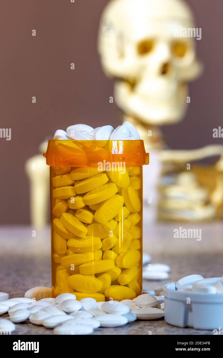 Primo piano del flacone di pillola con scheletro in background, Stati Uniti Foto Stock