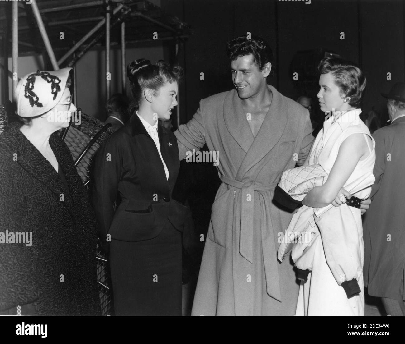 I visitatori insieme A THORA HIRD e a sua figlia JANETTE SCOTT con GORDON SCOTT e BETTA St. JOHN si sono incisi durante le riprese di TARZAN E del regista PERDUTO SAFARI 1957 H. BRUCE HUMBERSTONE sulla base di personaggi creati da Edgar Rice Burroughs Solar Film Productions - Metro Goldwyn Mayer Foto Stock